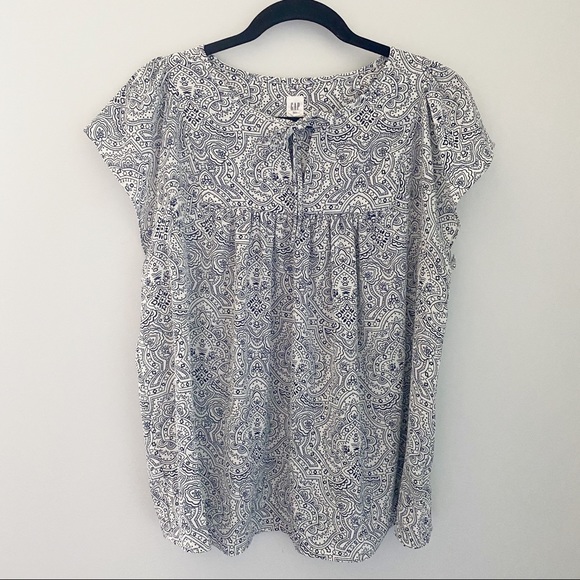 GAP Tops - GAP White & Blue Print Short sleeve Women's Blouse